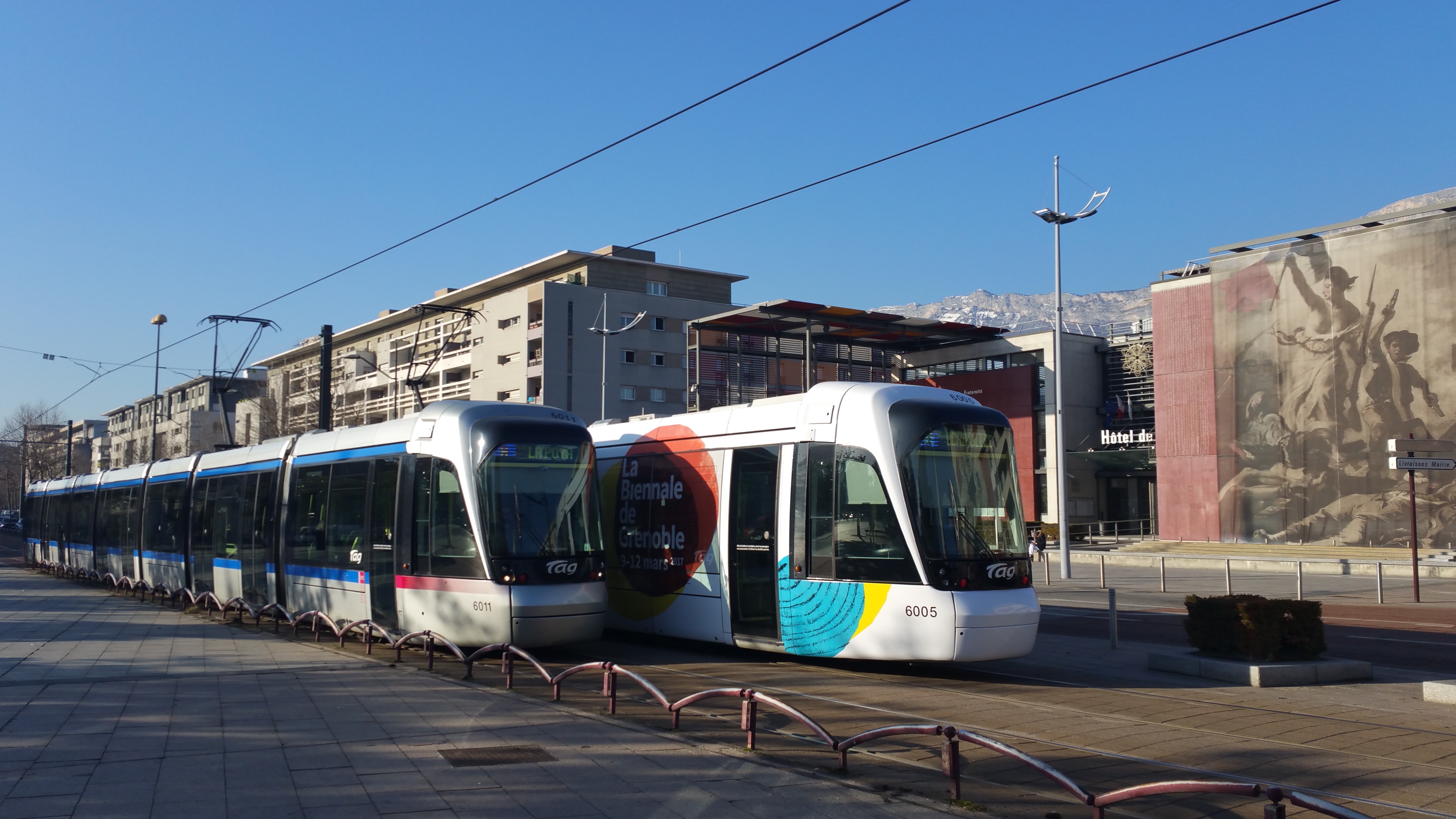 28 km de lignes de bus et de tramway traversent la commune d'Echirolles Deux tramway se croisent