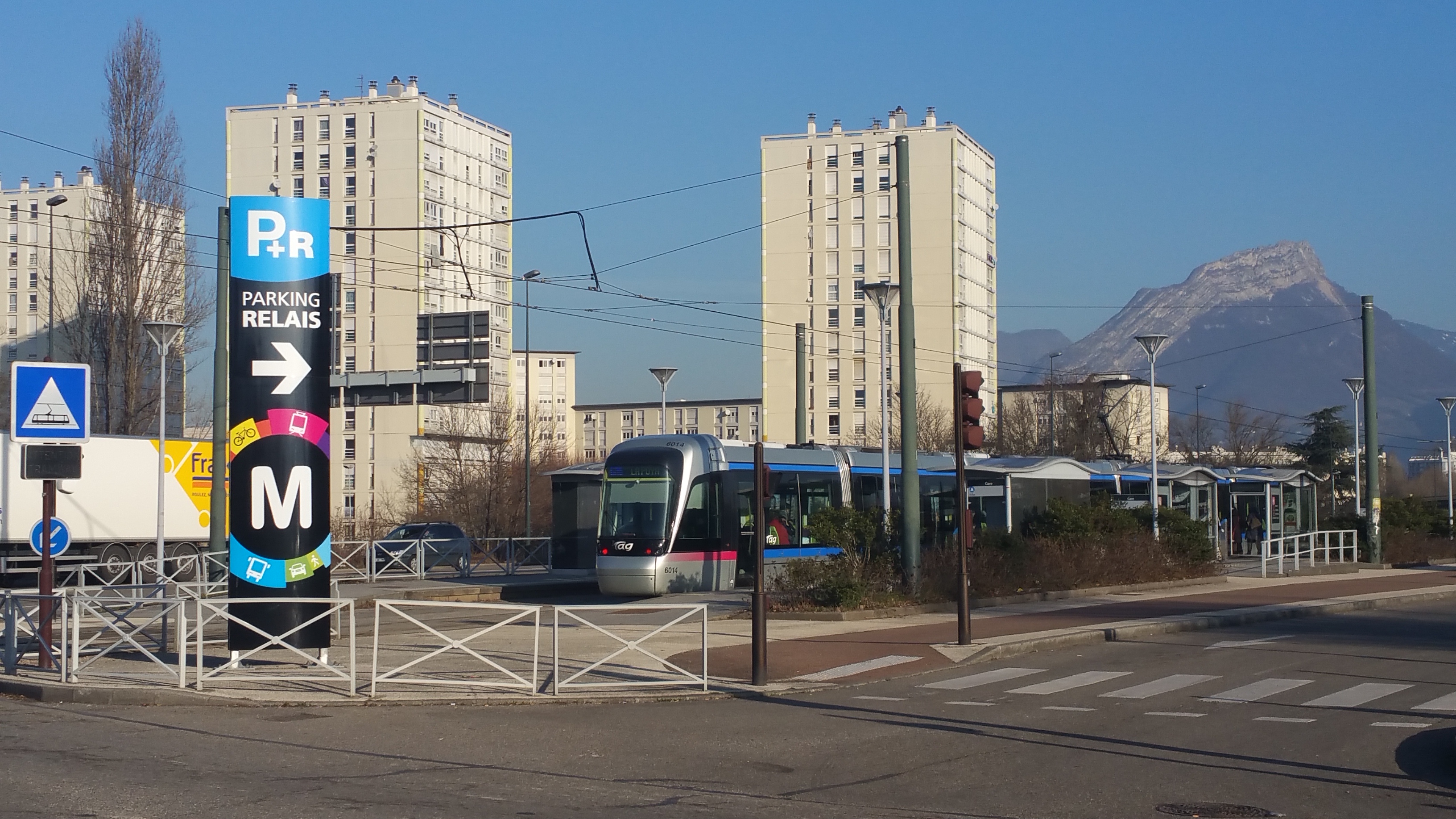 La halte-ferroviaire, véritable pôle multimodal, permet de rejoindre Grenoble, en 5 minutes, Gières, Chambéry, Rives ou Lyon La halte-ferroviaire d'Echirolles