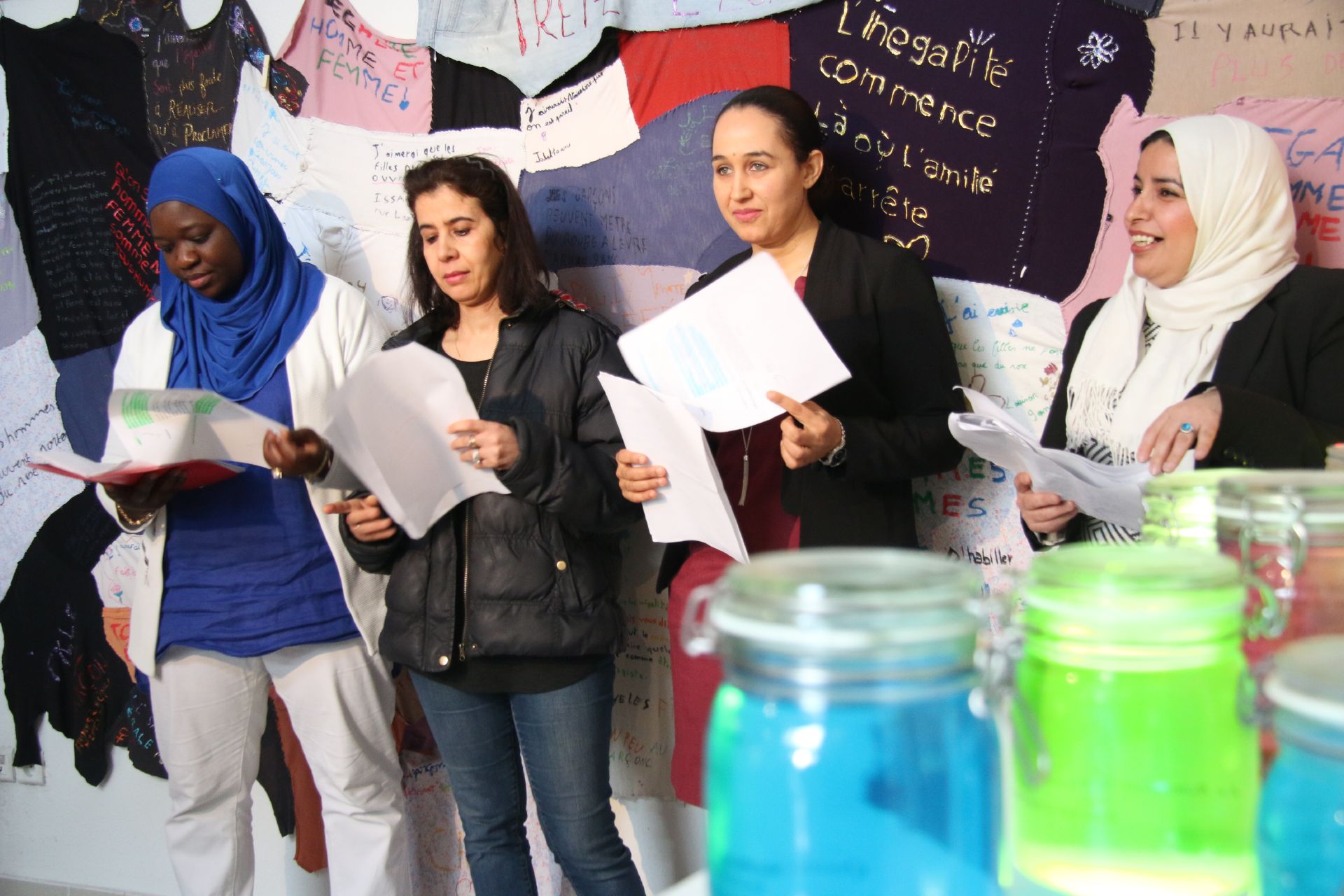 8 mars, journée internationale des droits des femmes, à la maison pour l'égalité Femmes-Hommes A la maison pour l'égalité Femmes-Hommes, chants et lectures de textes par un groupe de femmes