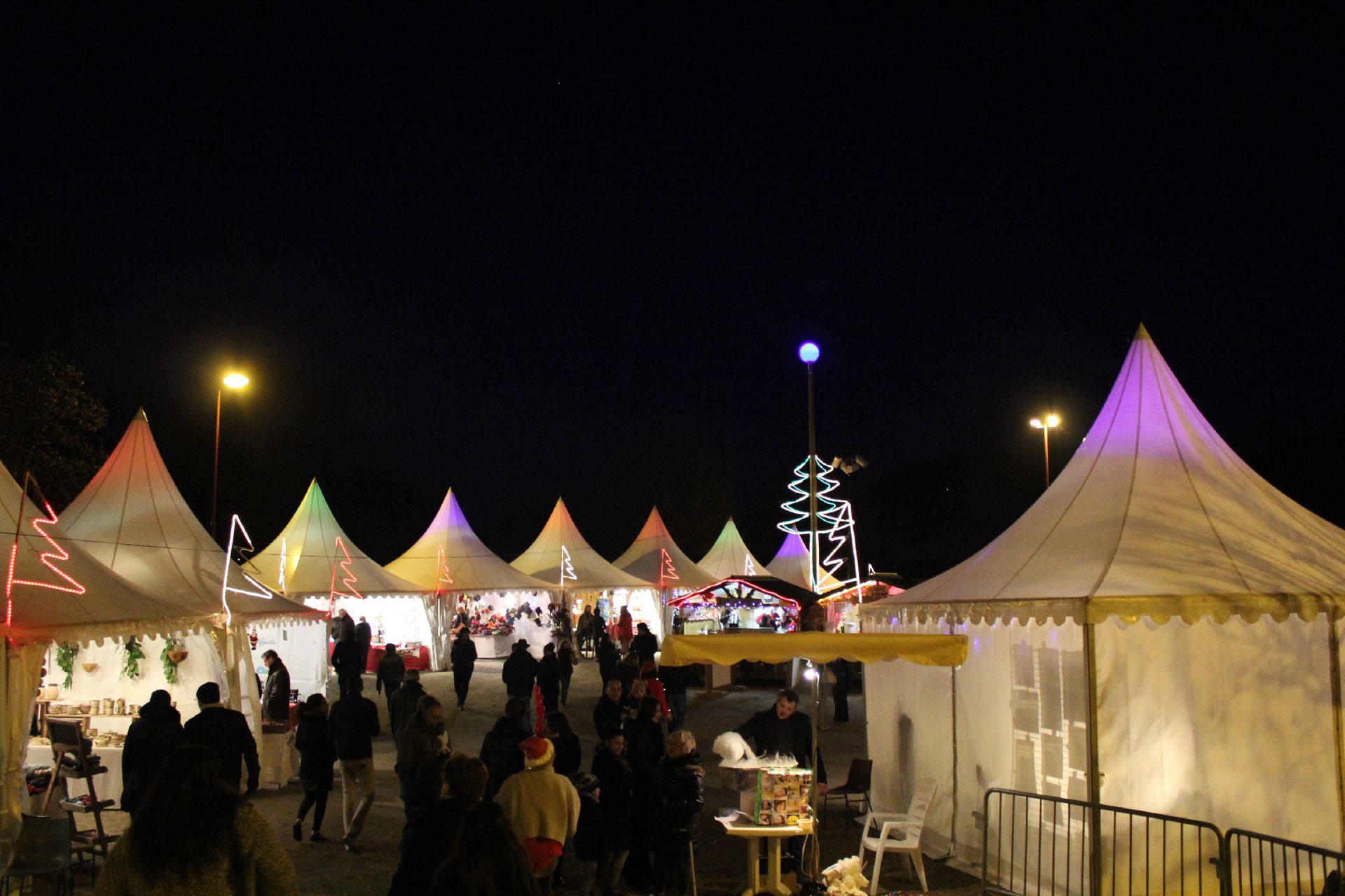 Traditionnel marché de Noël, à la hall du Vieux Village Marché de Noël