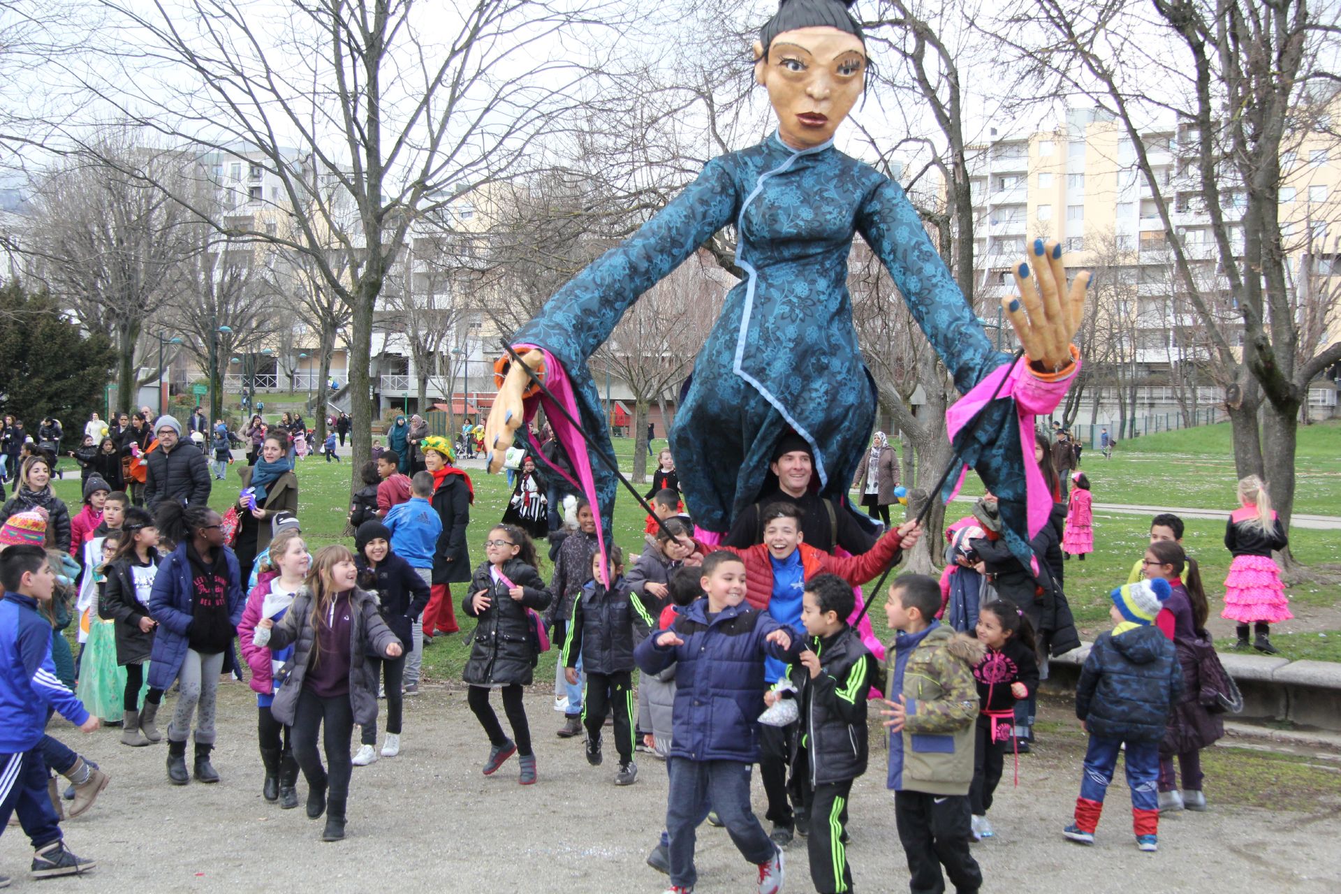 Carnaval de la Ville Neuve sur le thème de la smartophonie Carnaval de la Ville Neuve
