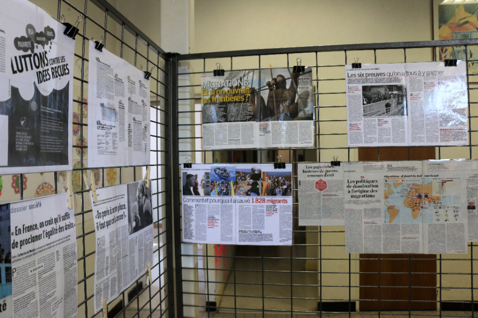 Panneau de l'exposition L'immigration dans la presse au centre social Les Ecureuils