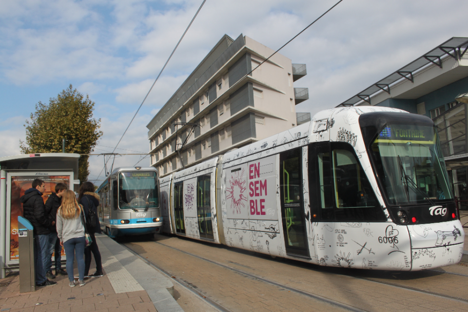 Le tramway de la ligne A à l'arrêt “La Rampe/Centre-Ville”