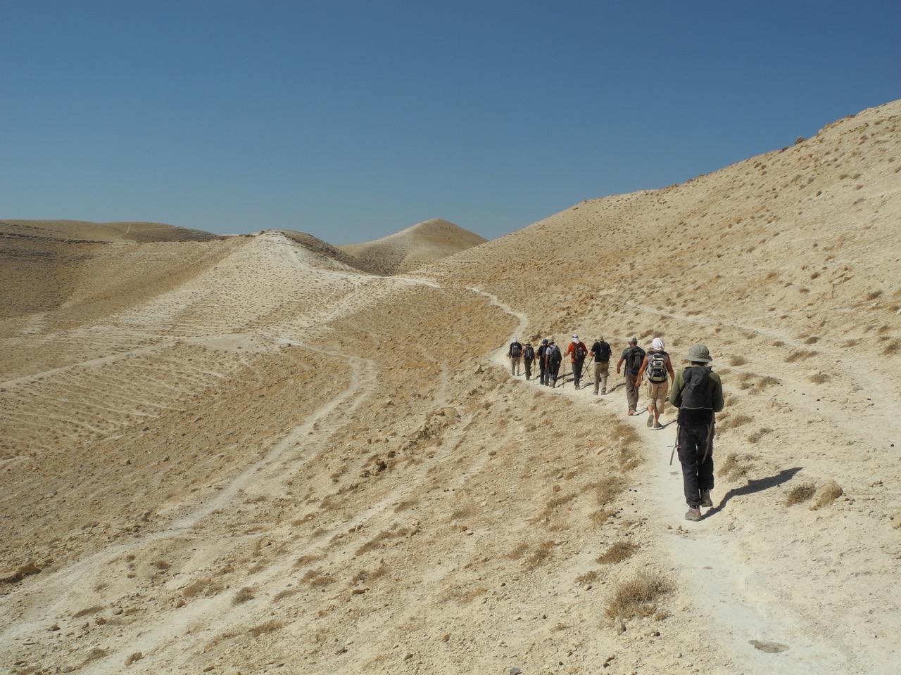 Un groupe de randonneurs sur le sentier d’Abraham en Palestine