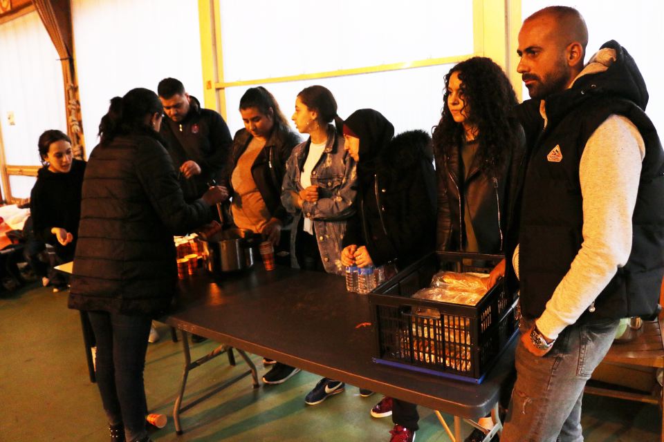 Une distribution de repas au gymnase Frachon à Saint Martin d'Hères