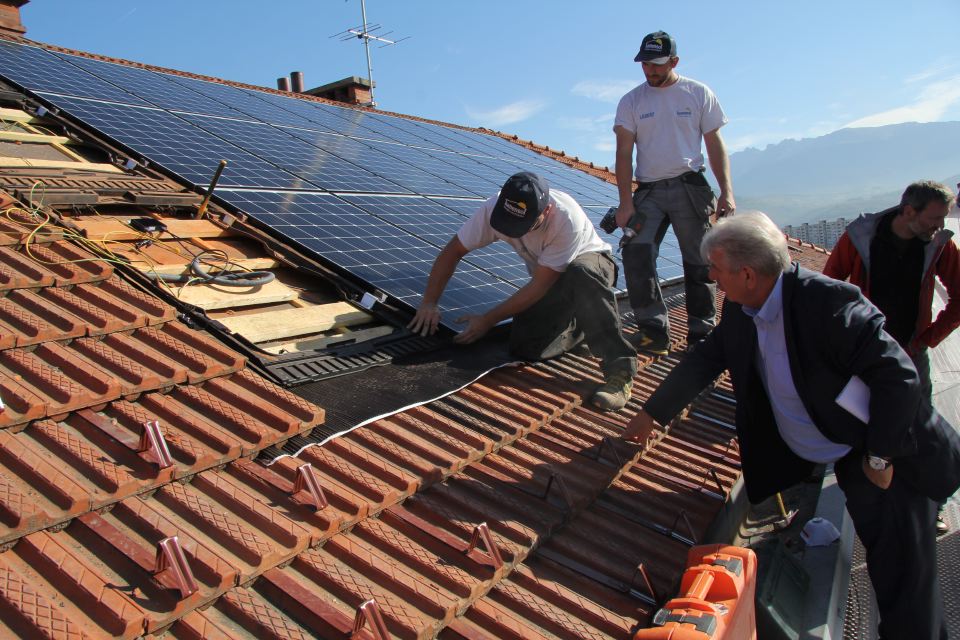 Visite par le maire Renzo Sulli du chantier d'installation de panneaux photovoltaïques sur le toit des anciens logements de fonction de l'école Vaillant-Couturier