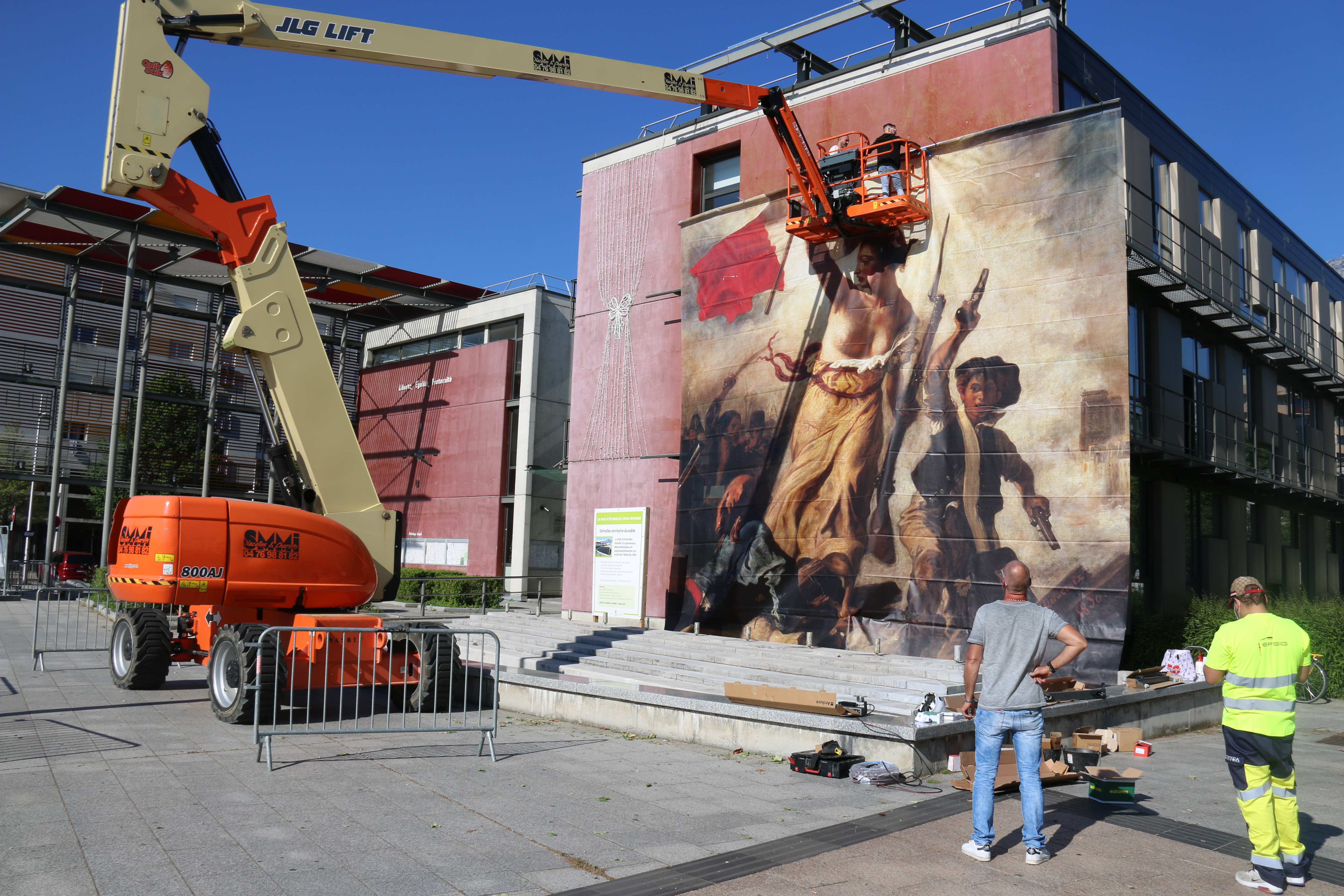 Installation de la nouvelle toile sur la façade de l'hôtel de ville