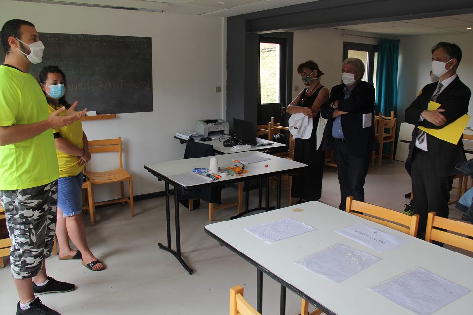 Le maire Renzo Sulli et le préfet de l'Isère Lionel Beffre visitent les installations du centre de vacances, les salles de classe notamment, où les élèves travaillent sur leur Mémoire de confiné.