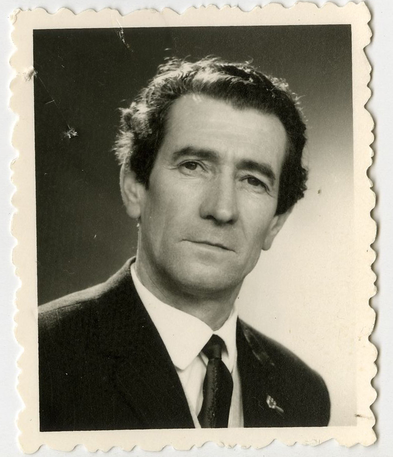 Photo d'identité de Pierre Moussy, en 1973, après la guerre. Il porte un costume, une chemise et une cravate. La photo est en noir et blanc.