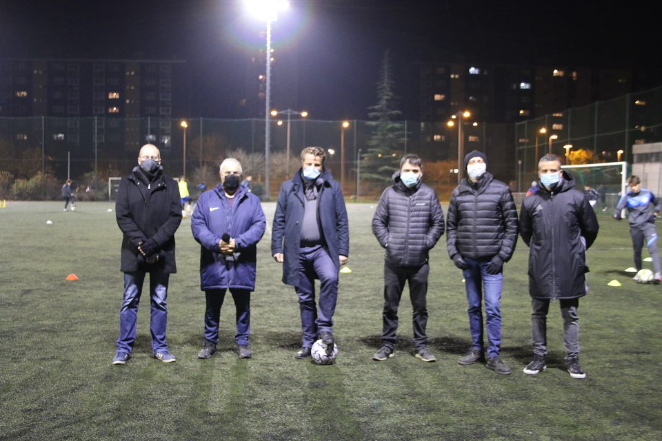 Les élus au sport, Pierre Labriet et Cédric Brest, les dirigeants et le staff du FCE posent masqués et côte à côte sur le terrain, ballon au pied.