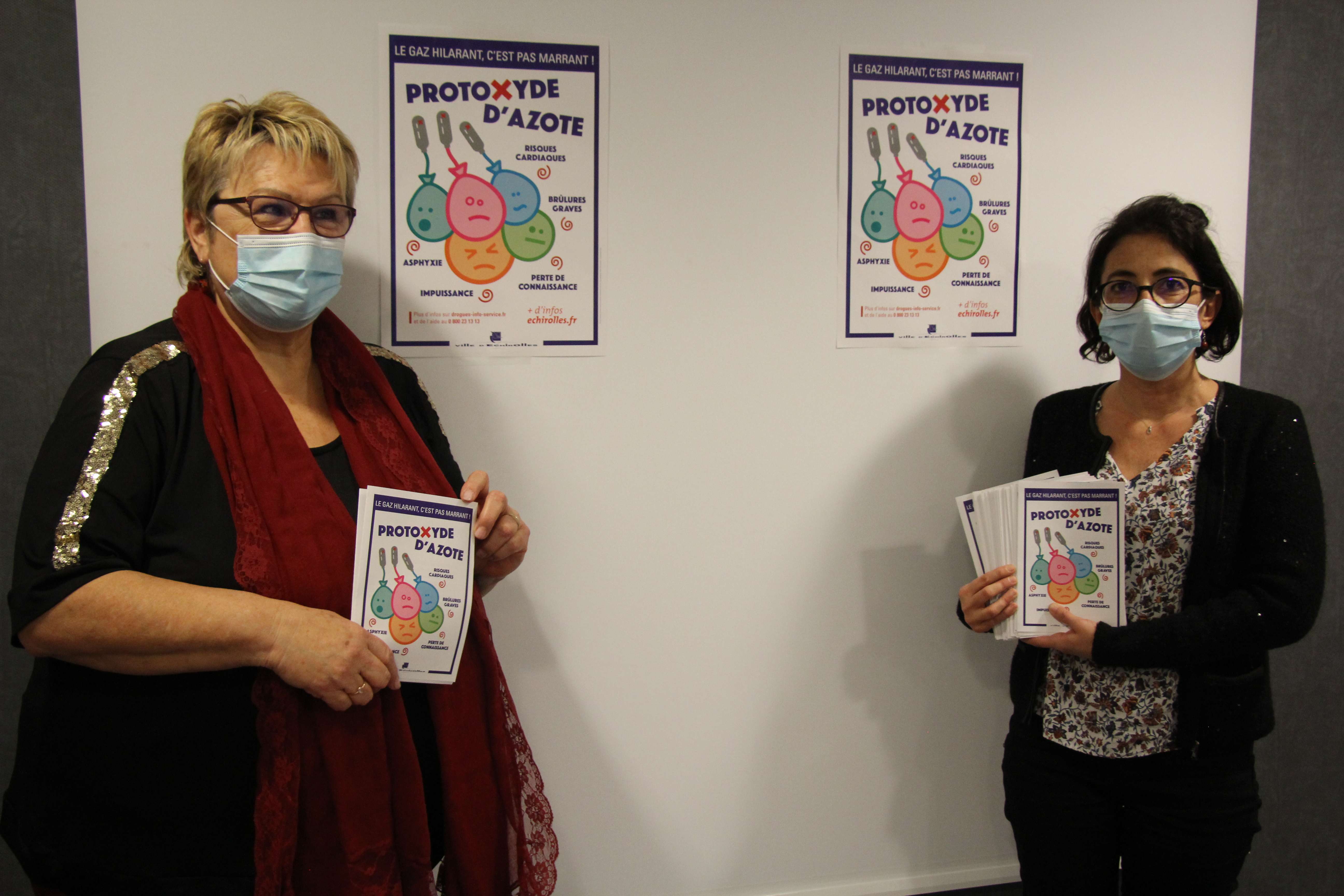 Les adjointes Sylvette Rochas et Amandine Demore posent à côté des affiches et flyers relayant la campagne de sensibilisation sur le protoxyde d'azote.