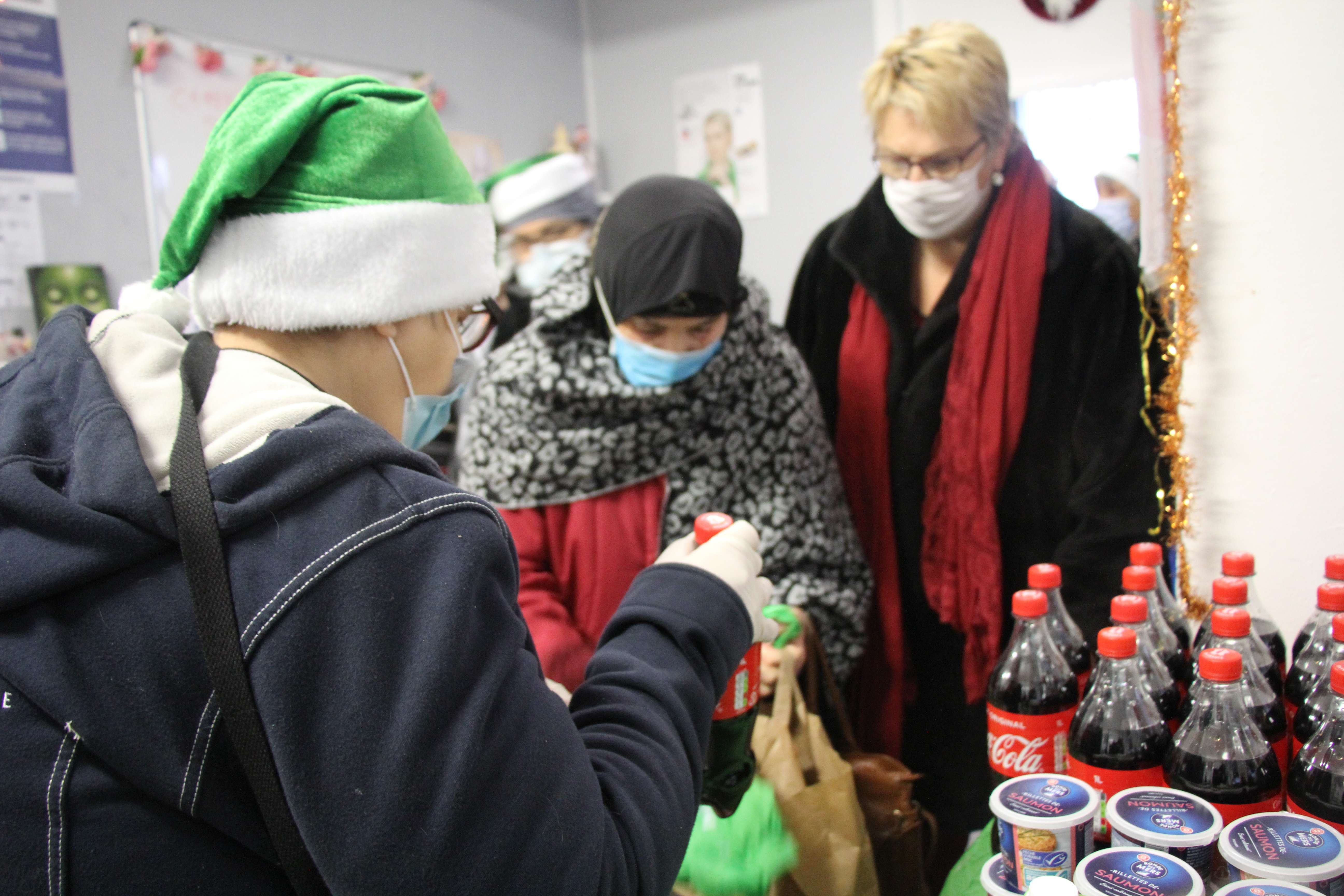 Des paniers festifs ont été distribués à plus d'une centaine de familles bénéficiaires lors du libre-service de Noël du Secours Populaire, en présence de Sylvette Rochas, adjointe à la solidarité.