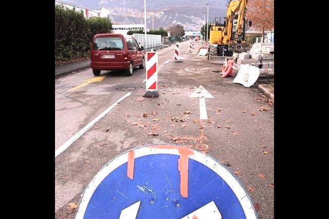 Vue sur les travaux d'amélioration et de sécurisation de la rue Maréchal-Leclerc. On voit plusieurs panneaux de signalisation, des voitures qui circulent, une grue.