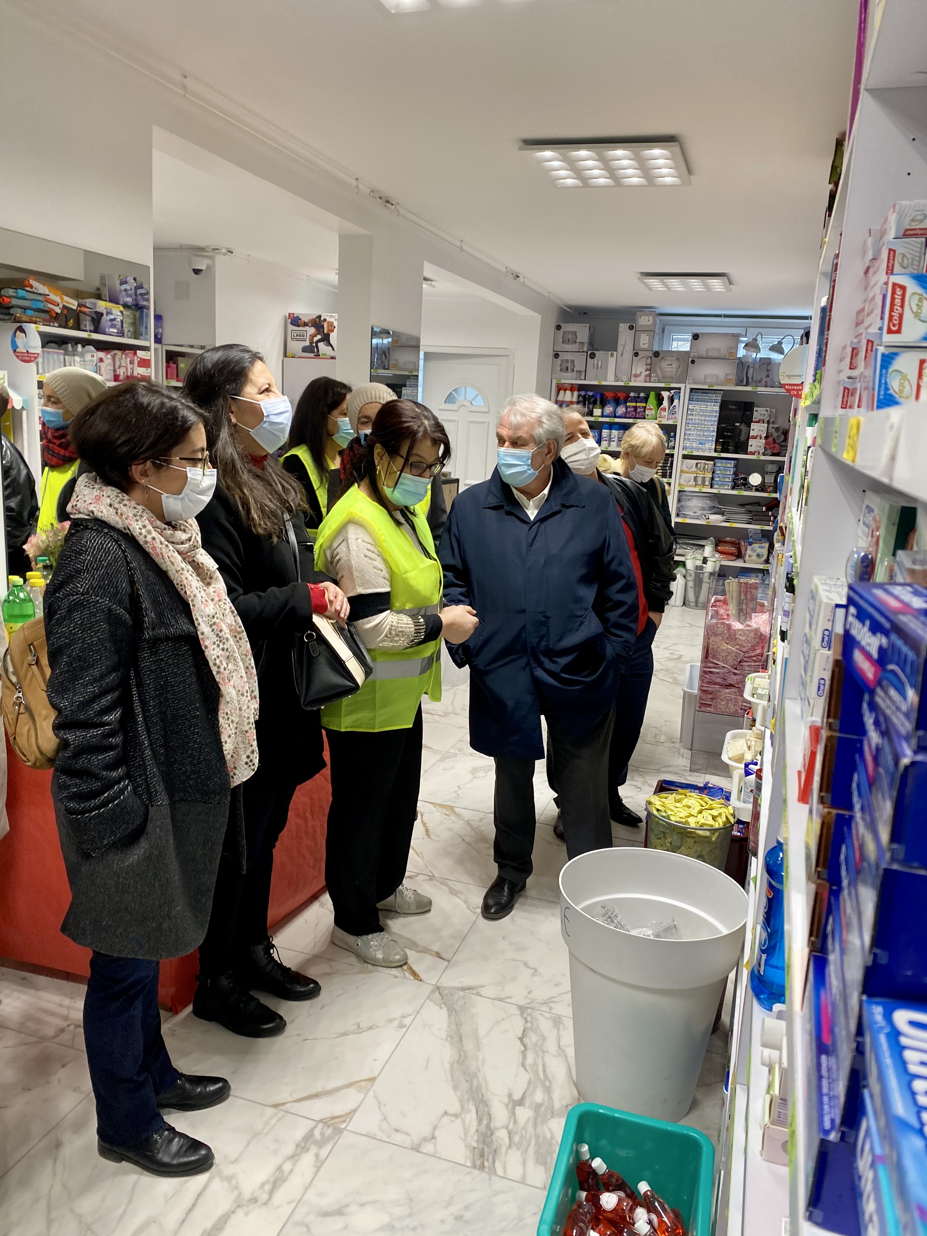  Abdelkrim Mechti, fondateur et directeur de Dounia, et les membres de l'association présentent les produits d'hygiène et de soins proposés au maire Renzo Sulli et la première adjointe Amandine Demore . Toutes les personnes sont masquées. 