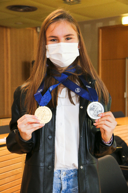 Aurélie Lévêque, titrée aux championnats d'Europe et du Monde, présente ses médailles. 