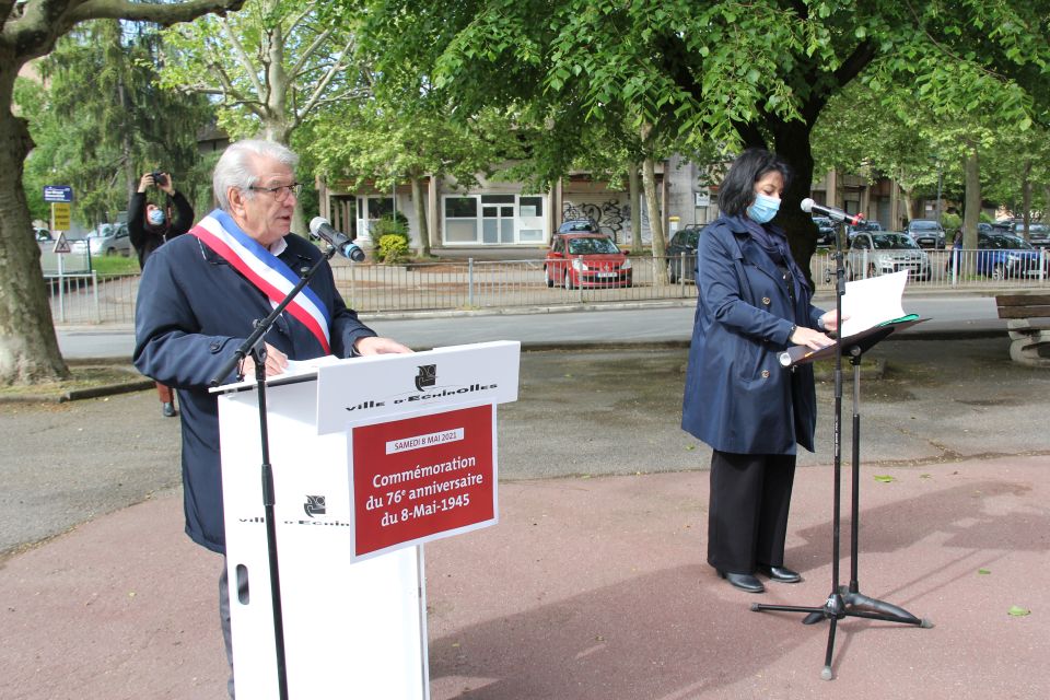 Le maire Renzo Sulli se tient derrière un pupitre, face à un micro, et s'exprime au sujet de cette commémoration du 8 mai 1945.