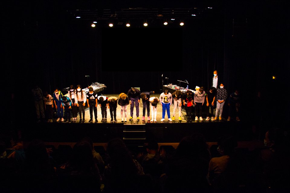 Les élèves font le salut d'artiste après la représentation de leur ciné-concert à la cité théâtre de la Ponatière