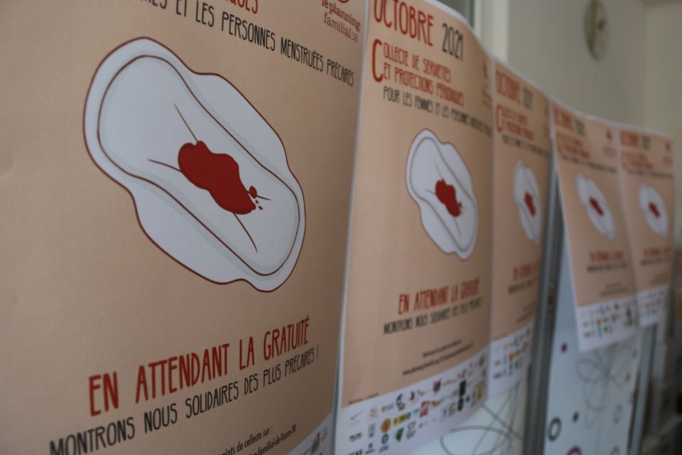 Volontairement percutante, l'affiche de la campagne de collecte a vocation à faire parler de la précarité menstruelle pour avancer sur la question de la gratuité pour toutes !