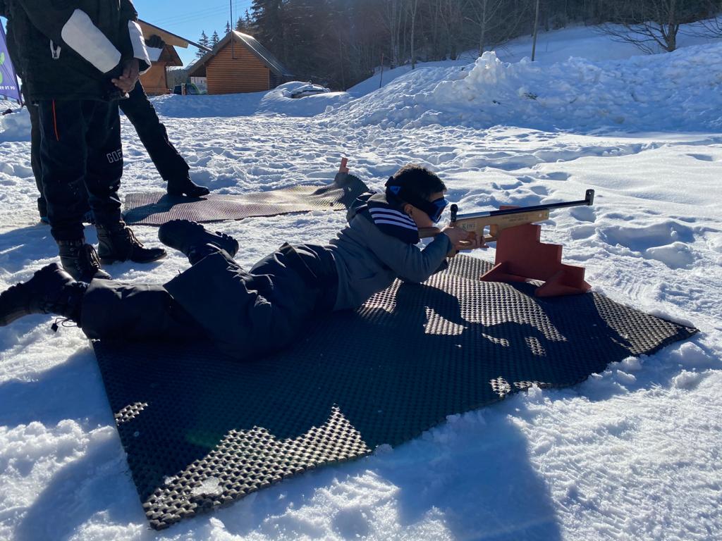 En février, les 11-13 ans pourront s'essayer au biathlon, sur les skis et derrière la carabine. 