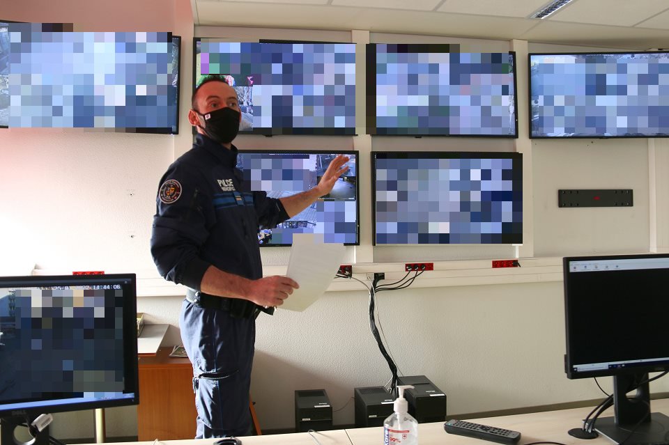 Le responsable de la cellule de vidéoprotection devant les 6 écrans du centre de surveillance urbaine. 2 autres écrans vont compléter l'équipement déjà en place. 