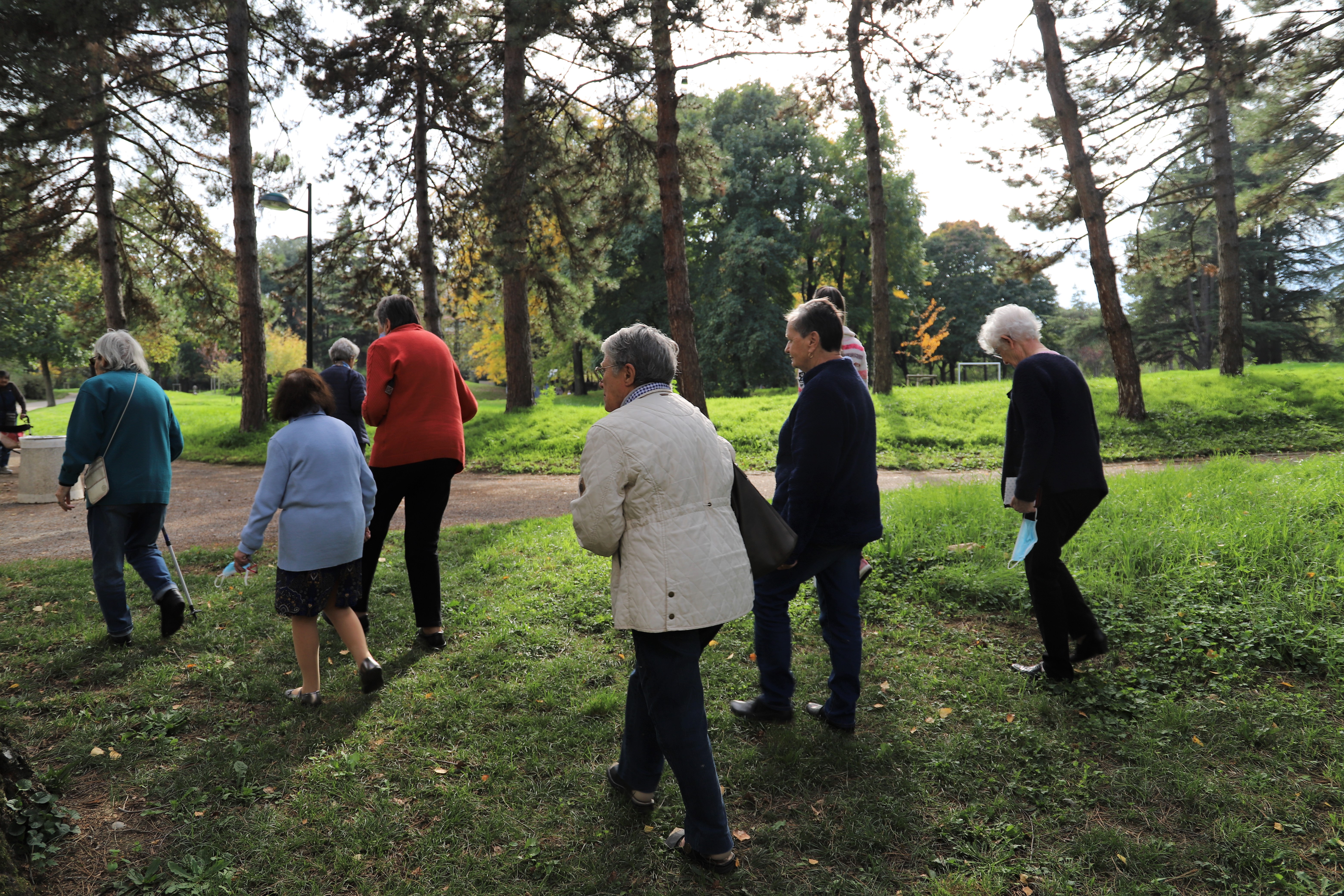Une promenade était organisée dans le parc Maurice-Thorez pour profiter de la nature ensemble.