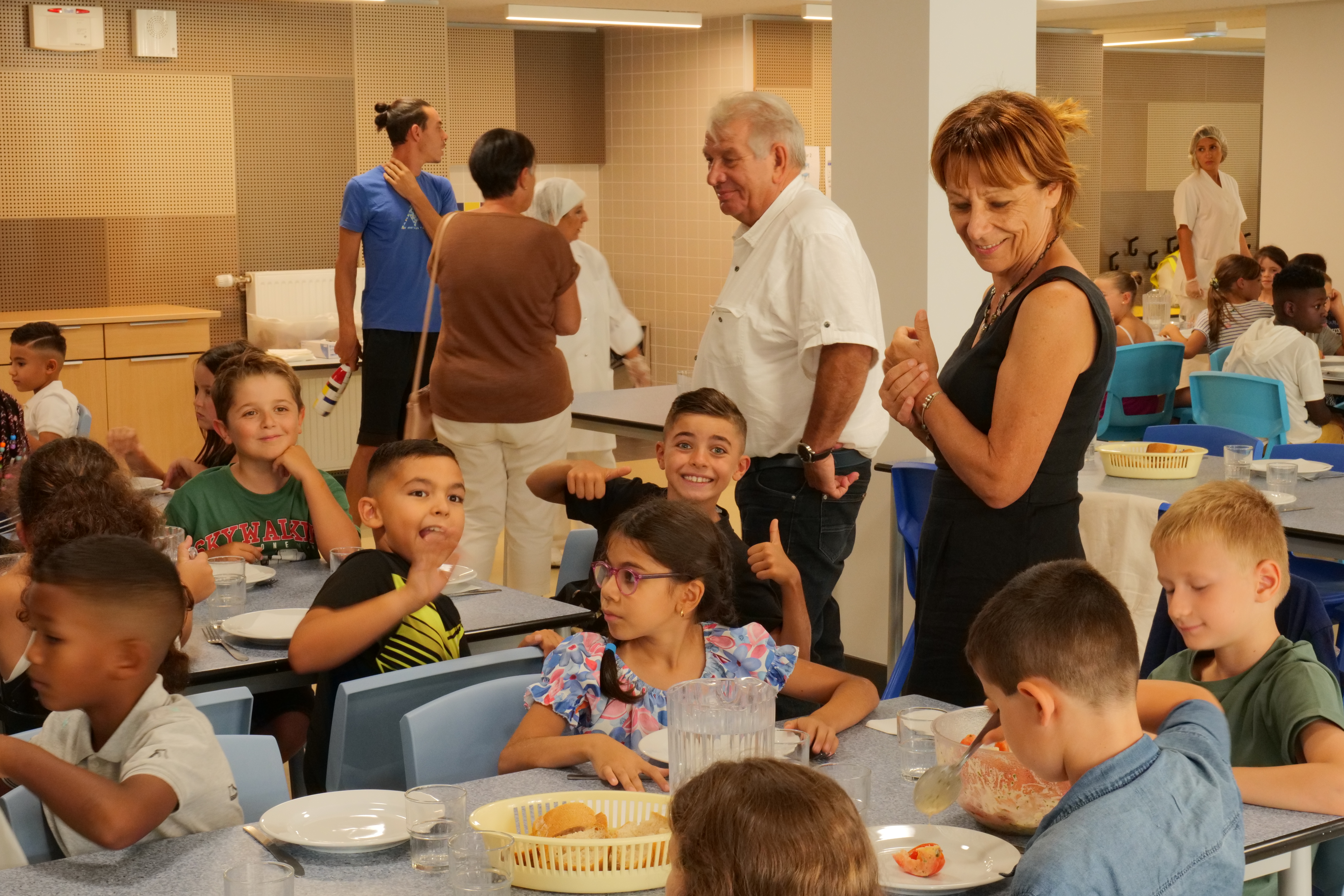 Le déjeuner des enfants à la cantine le midi, en présence du maire Renzo Sulli et de l'adjointe à l'éducation Jacqueline Madrennes