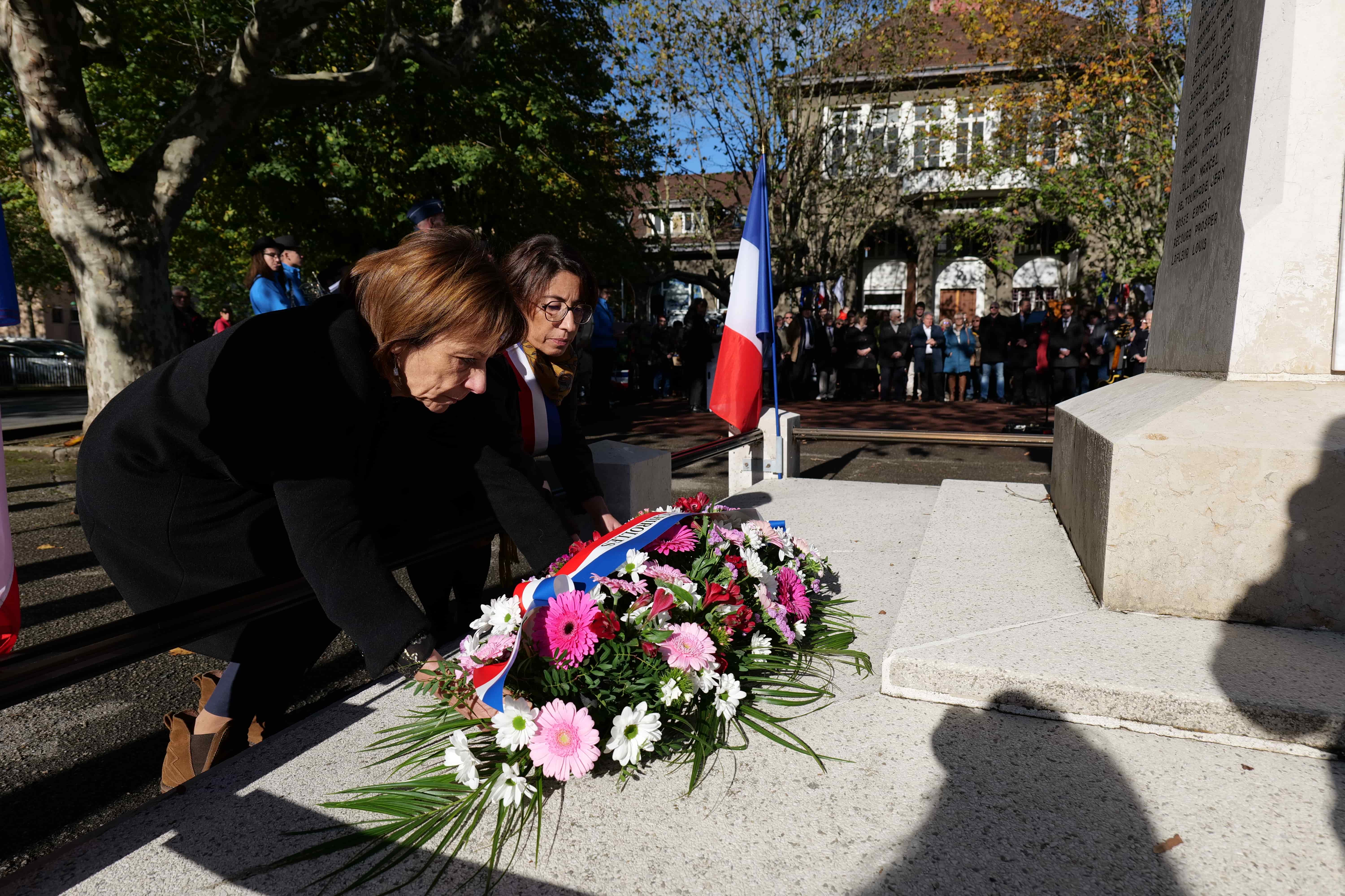 Jacqueline Madrennes et Amandine Demore ont déposé des fleurs au monument aux morts.