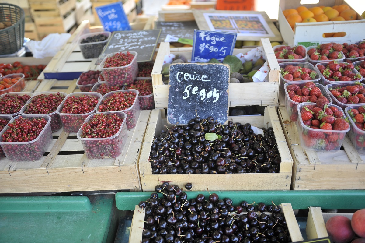 Marchés Vue sur des étalages de fruits et légumes