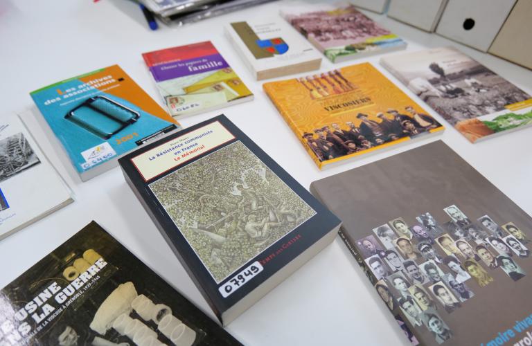 Photos de différents livres présents au service Documations-Archives de la Ville