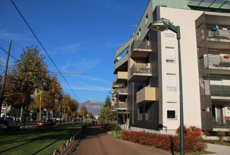 Une nouvelle façade ouverte sur l'avenue du Général de Gaulle et le tram, résidence le Quadrille 21 logements de la SDH