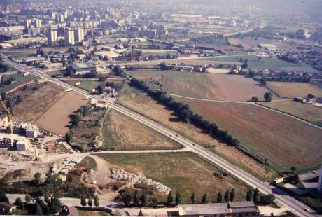 Vue aérienne du centre-ville en 1990