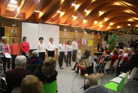 Des comédiennes du groupe Paroles de femmes de la Compagnie Kaléidoscope interprétent la charte devant le public.