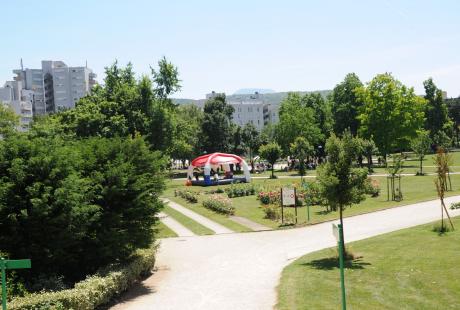 Le parc maurice-Thorez, aux Granges, entouré d'immeubles.