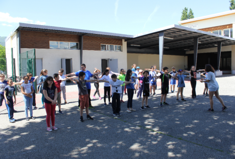 Les élèves du cycle 3 de l'école Jean-Jaurès interprètent la chanson chorégraphiée La Méditéfférence