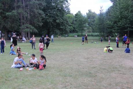 Les habitant-es profitent du parc, entre ami-es ou en famille. AU programme discutions, échanges et jeux.