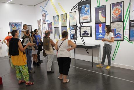 Le public visite l'exposition "L'art du sport" du Centre du Graphisme.
