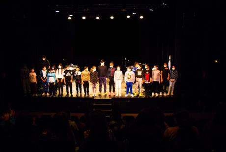 Les élèves de CM1-CM2 de l'école Vaillant-Couturier ont créé et joué en direct la musique d'un court métrage sur la scène de la cité théâtre de la Ponatière. 
