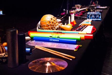 Des instruments de musique posé sur une table éclairée dans le noir