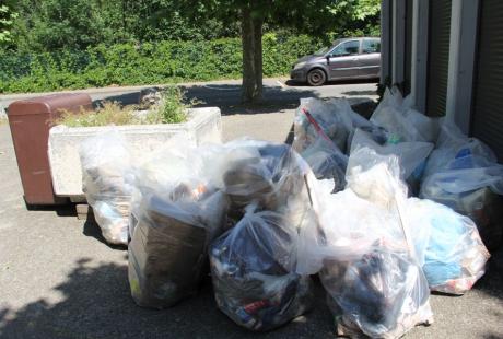 Photo prise dans le cadre de l'opération Ville propre.  Les sacs de déchets sont posés les uns à côté des autres avant d'être amenés en décheterie.