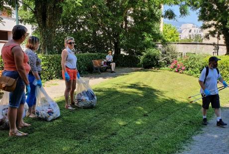 Photo prise à l'occasion de l'Opération Ville propre sur le secteurVille Neuve. Nous voyons une équipe de bénévoles ramasser des déchets. Ils sont équipés de gants, de sacs poubelles.
