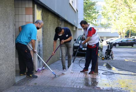 Photo prise dans le cadre de l'opération Ville propre.  Nous voyons des habitants en train de nettoyer les entrées des immeubles.