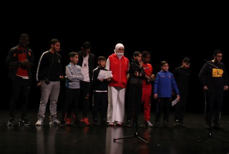 Les participant-es à l'atelier théâtre, dont de jeunes footballeurs de l'association Vie et partage ont amené du piquant et un soupçon d'émotion à cette belle soirée à travers les textes créés et mis  en vois avec le le comédien Ali Djilali-Bouzina.