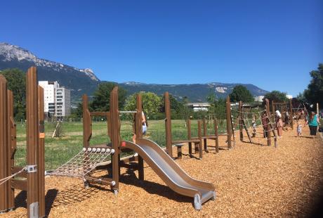 Le parc Croix-de-Vérines, avec les jeux pour enfants au 1er plan et les espaces verts à l'arrière plan