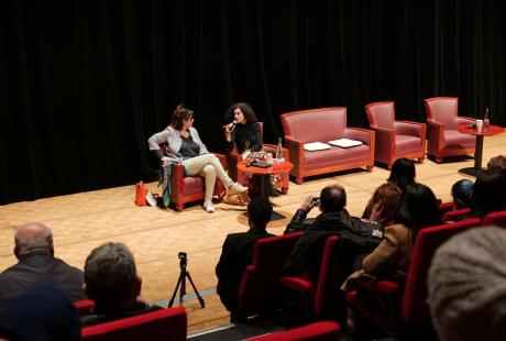 Lynda Bensella et Nadja Makhlouf lors d'une séance d'échanges avec le public.