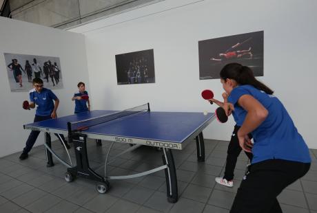 Des jeunes sportifs présentaient des démonstrations de tennis de table.