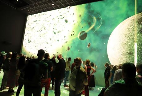 Verte, bleue ou rouge, les planètes ont fait chavirer les corps, pas toujours célestes, dans la salle immersive pour une expérience interactive unique !