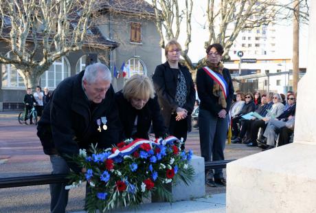 Roger Durand et Marie-Thérèse Bouriez lors du dépôt de fleurs au monument aux morts.