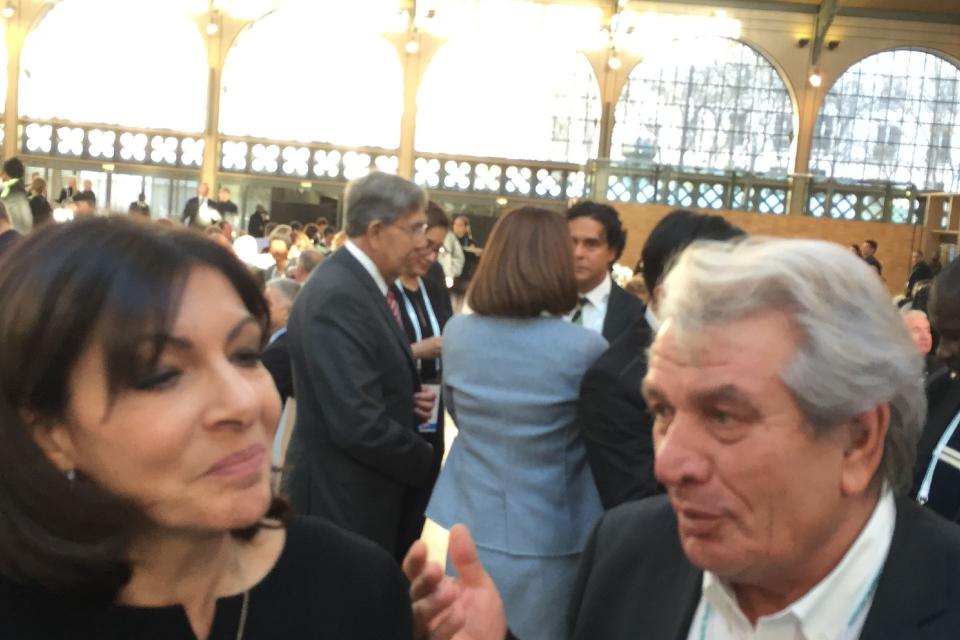 Le maire Renzo Sulli échange avec Anne Hidalgo, la maire de Paris.