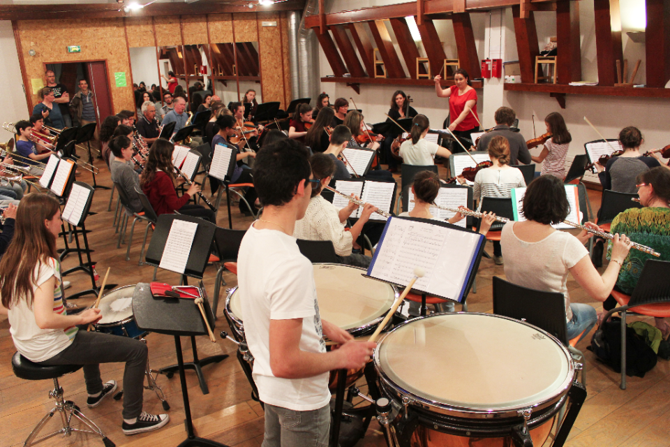La cheffe d'orchestre Zahia Ziouani dirige une master classe au conservatoire de musique Jean-Wiéner