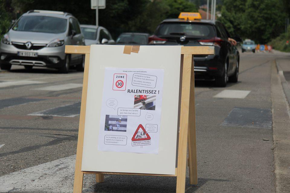 Panneaux de sensibilisation au respect des limitations de vitesses sur la rue René-Thomas, devant l'école Jaurès
